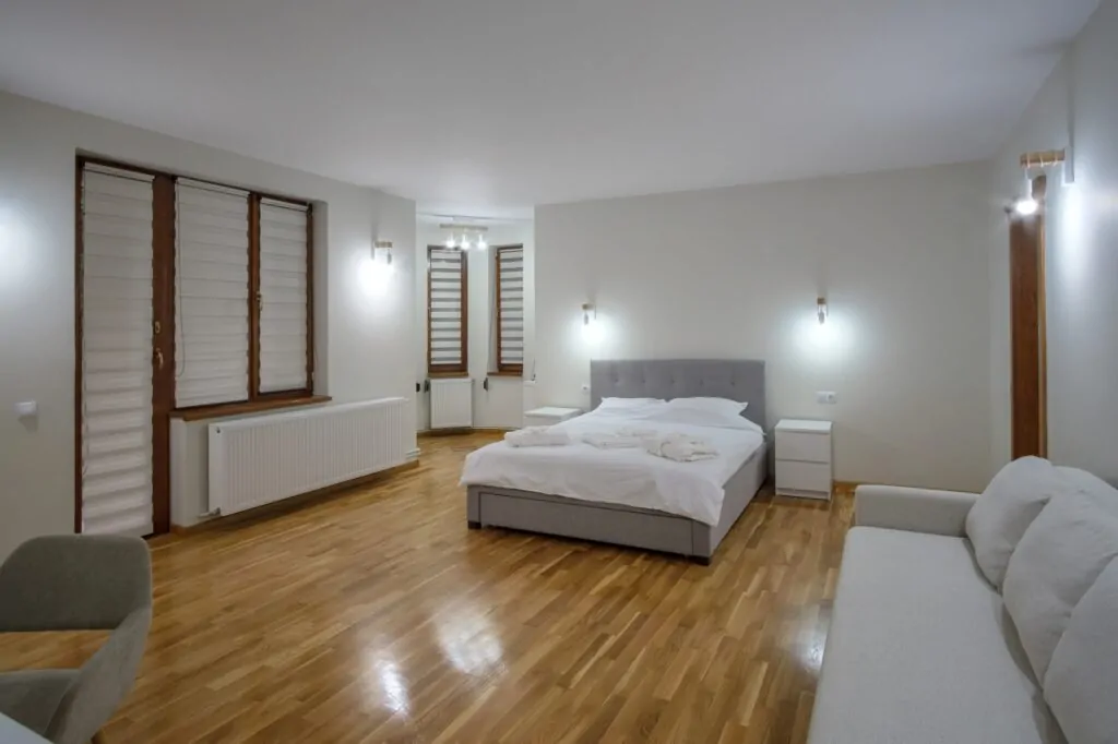 Camera spatioasa cu parchet