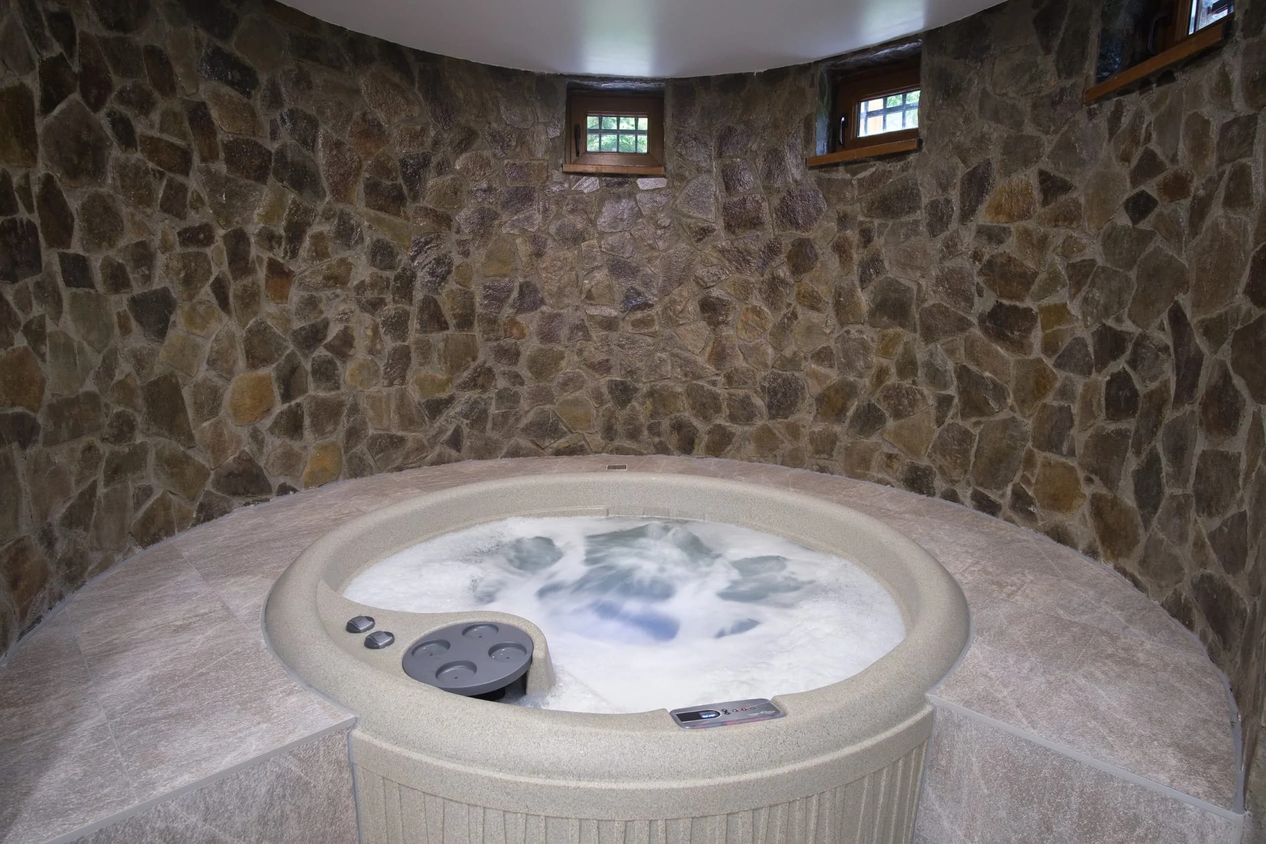 Jacuzzi cu pereti din piatra
