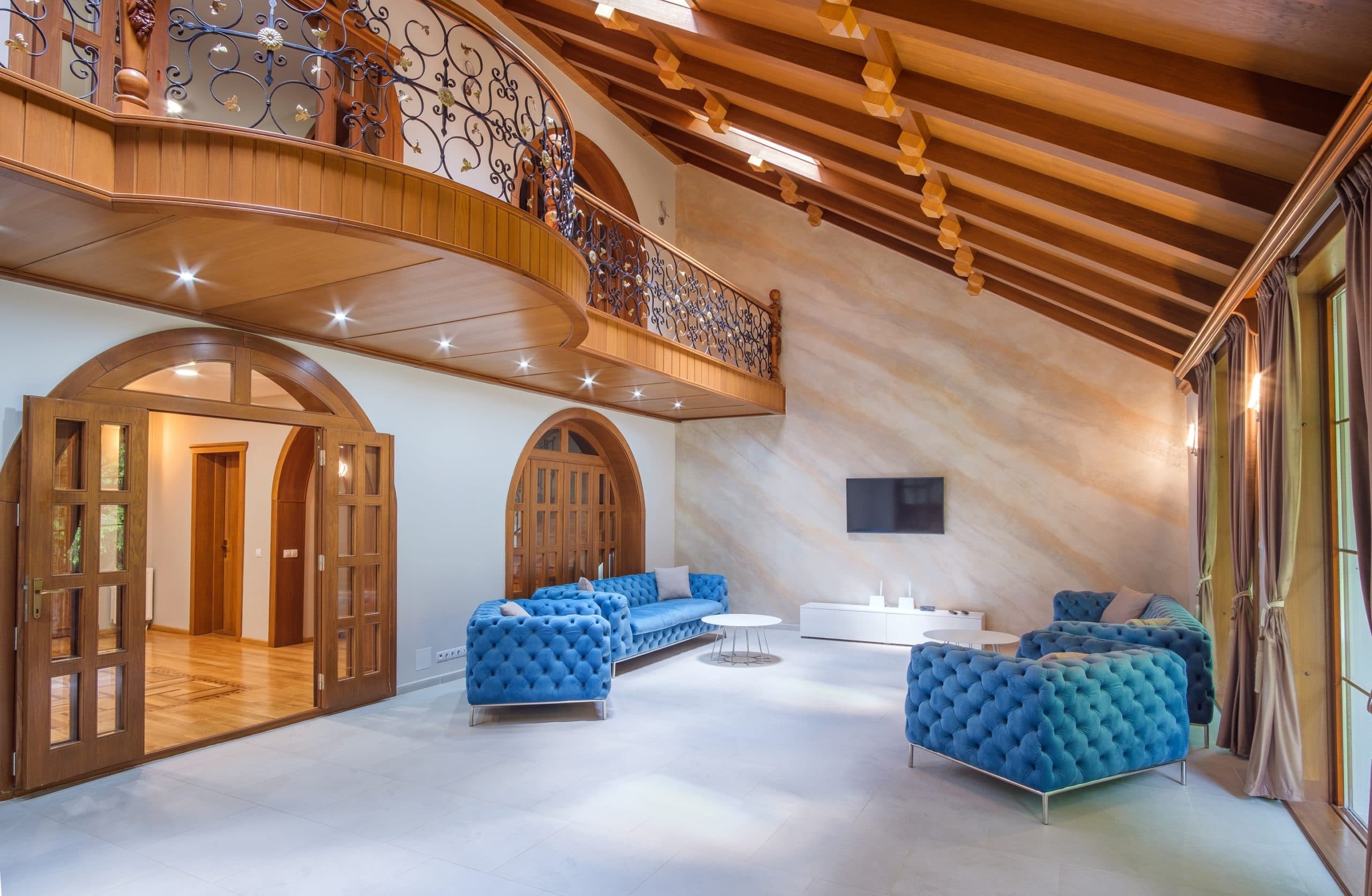 Living cu tavan dublu si mobilier premium