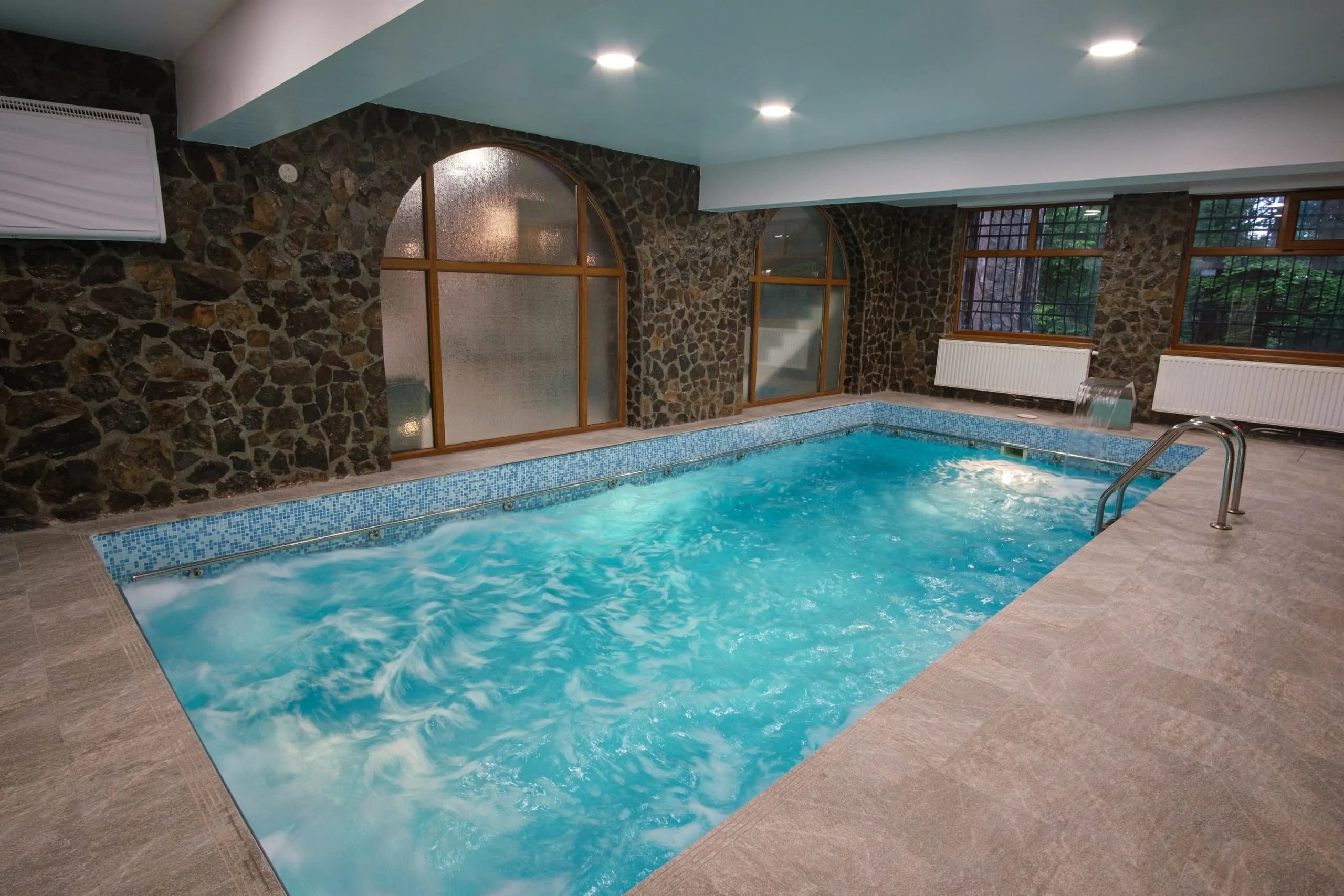 Piscina interioara incalzita